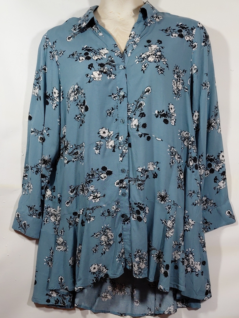 The Republic Woman Blue Floral Button-Front Women’s Long Sleeve Tunic Shirt 1X